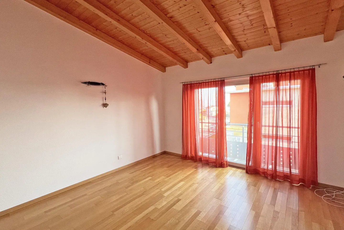 VILLA SPACIEUSE 5.5 AVEC BEAU JARDIN PLAT À BESAZIO - Photo 9 sur 13