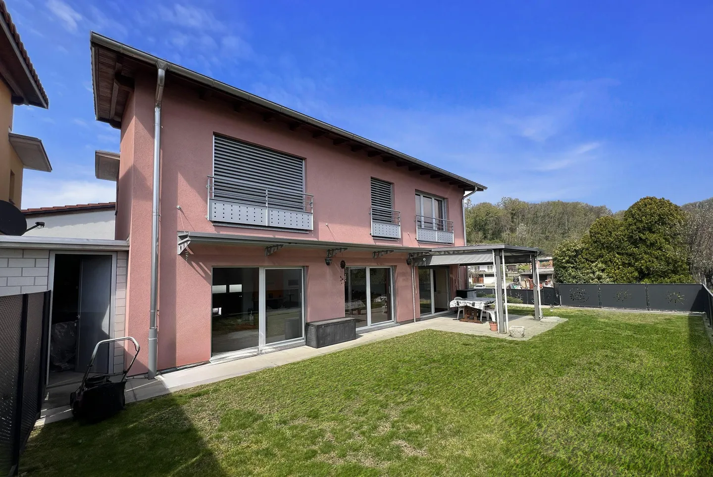 VILLA SPACIEUSE 5.5 AVEC BEAU JARDIN PLAT À BESAZIO - Photo 2 sur 13