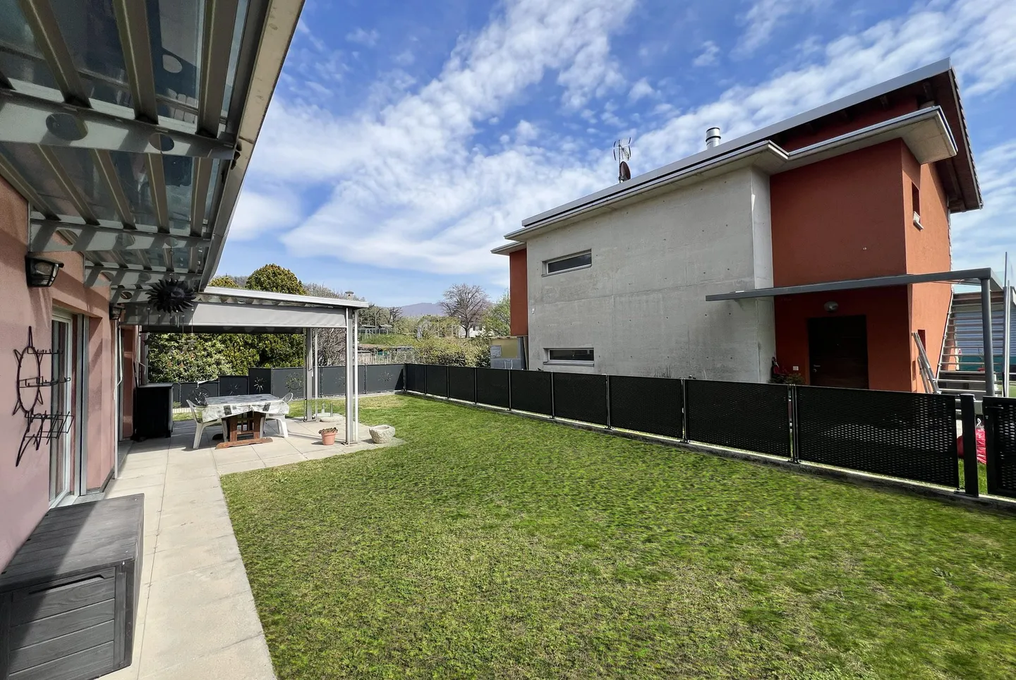 GERÄUMIGE VILLA 5.5 ZIMMER MIT KAMIN UND GARTEN IN BESAZIO - Foto 2 von 12