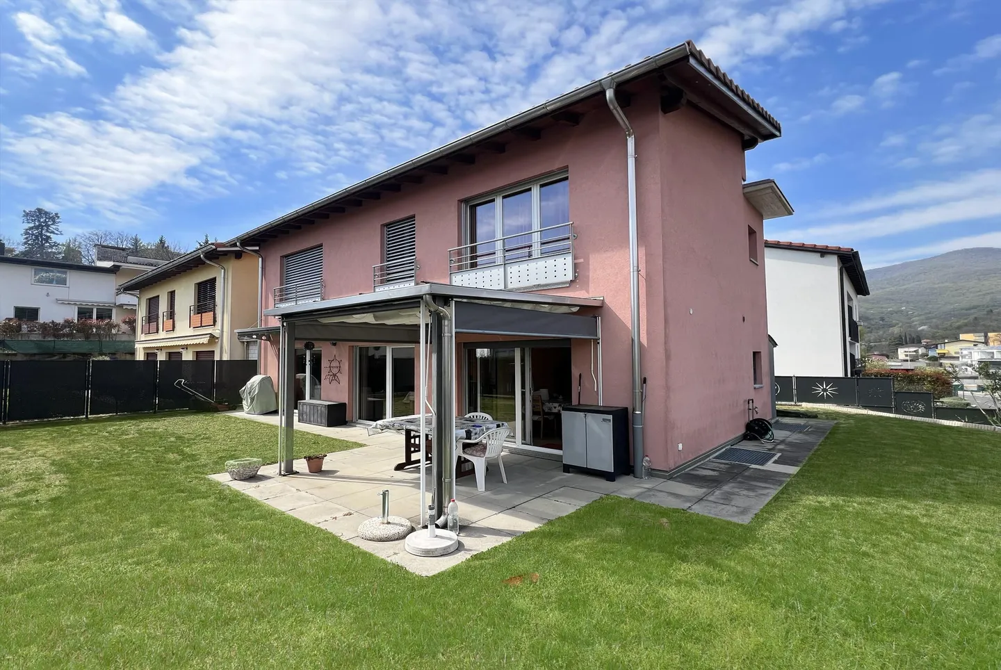 GERÄUMIGE VILLA 5.5 ZIMMER MIT KAMIN UND GARTEN IN BESAZIO - Foto 1 von 12