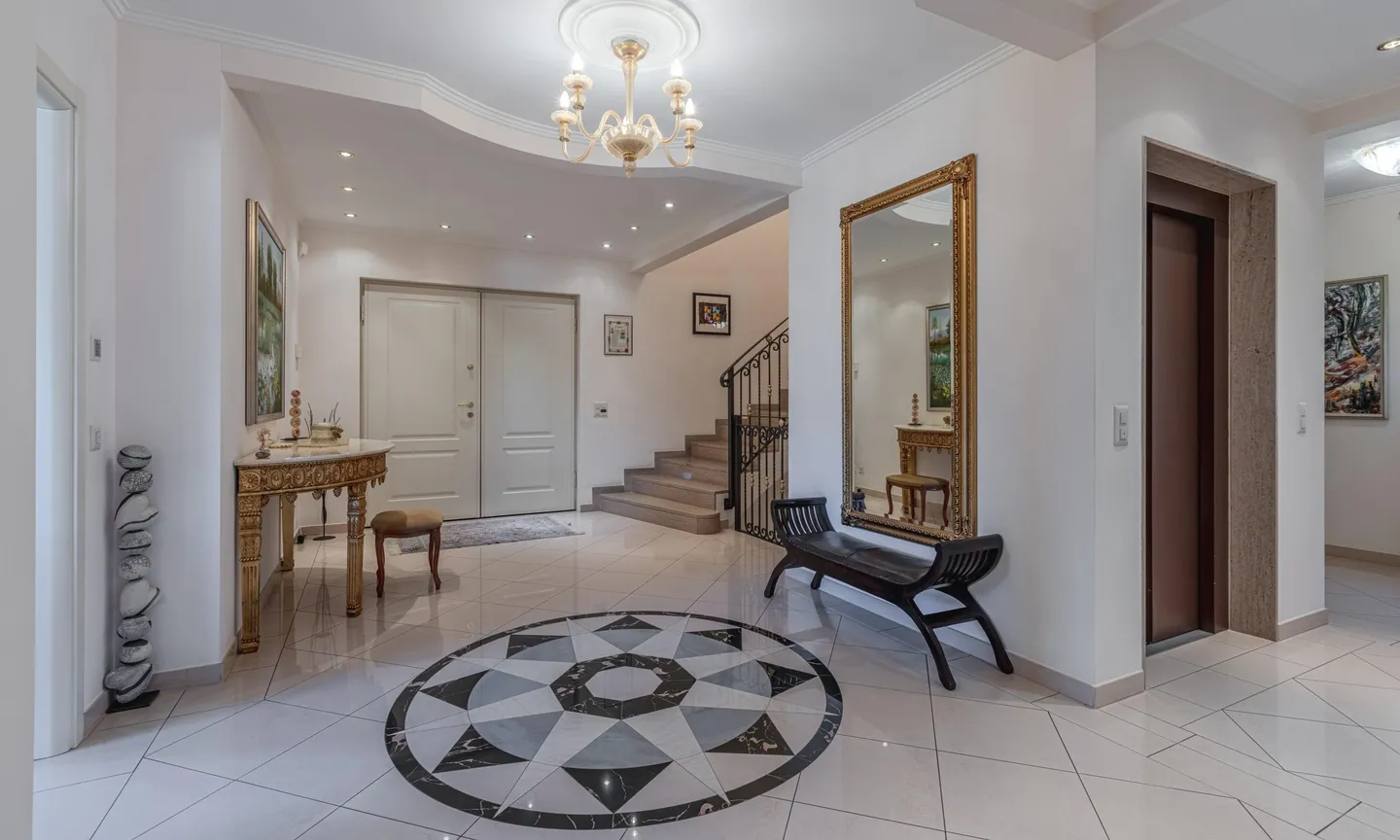 EXKLUSIVE VILLA MIT 8 ZIMMERN, POOL UND DEPENDANCE IN MANNO - Foto 2 von 9
