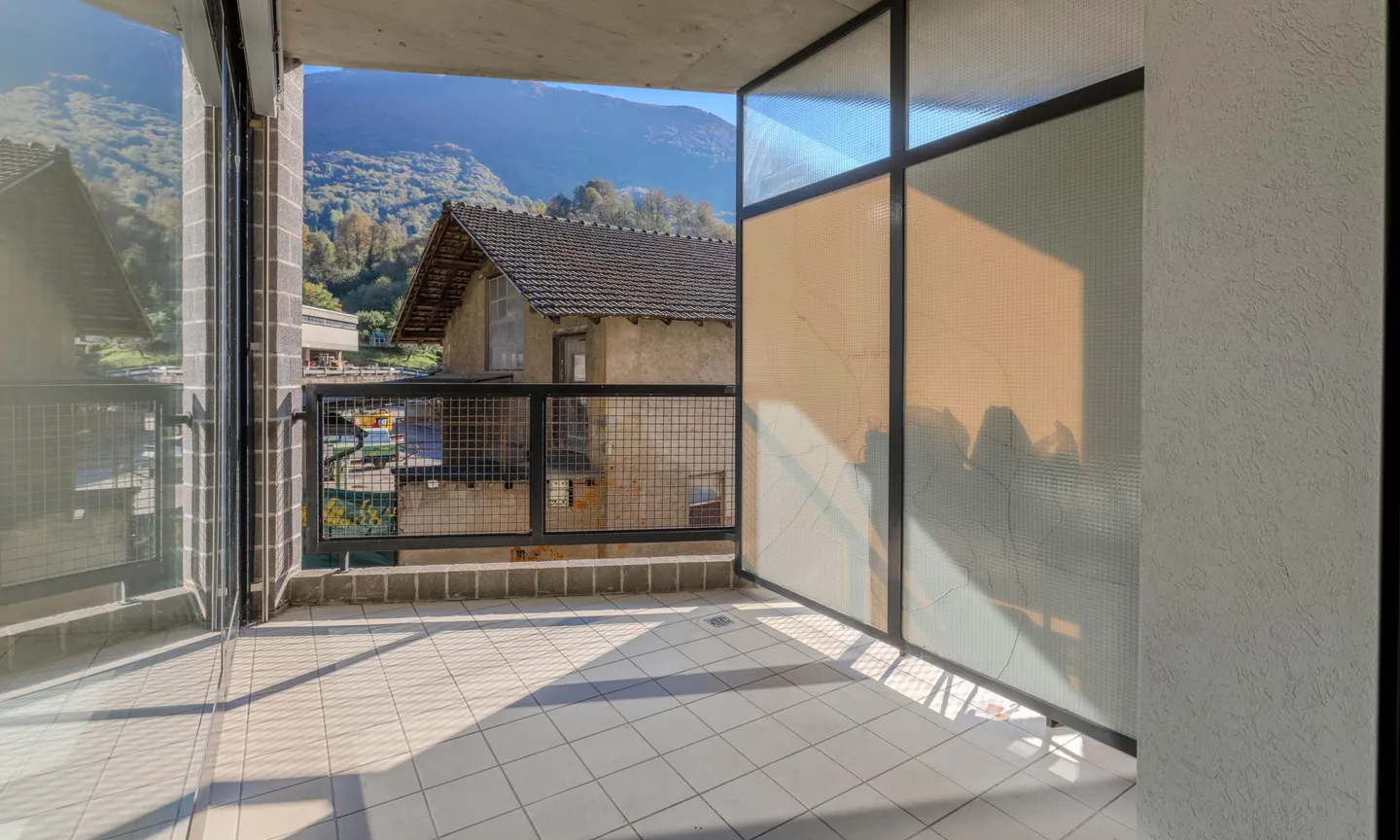 ZU VERMIETEN 2.5 ZIMMER MÖBLIERT WIE NEU IN LUGANO CORNAREDO - Foto 2 von 7