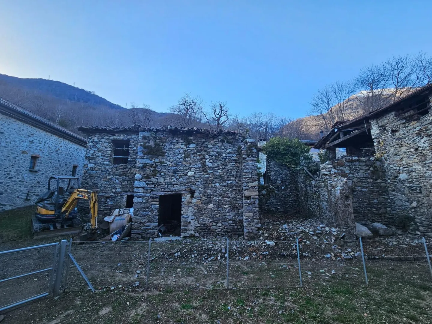 R2 LAND WITH APPROVED PROJECT IN SIGIRINO - Photo 2 of 9