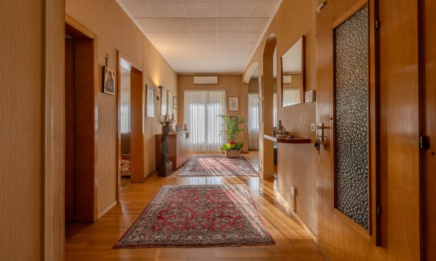 SPACIOUS AND BRIGHT VILLA WITH 10 ROOMS IN MORBIO INFERIORE - Photo 2 of 11