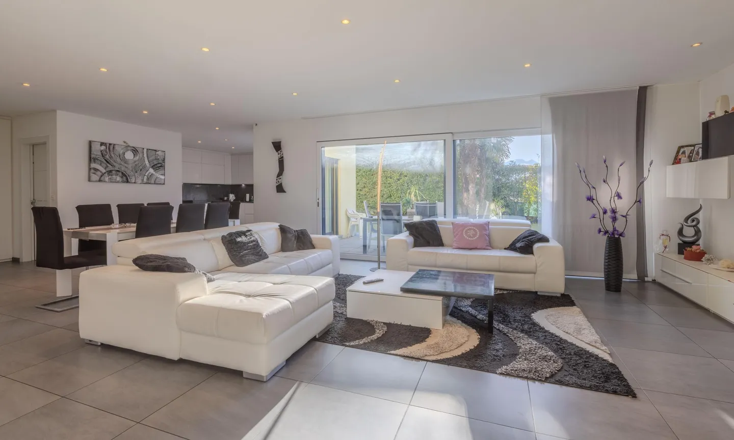 FANTASTISCHE UND GERÄUMIGE 5,5-ZIMMER-VILLA IN ARBEDO - Foto 2 von 9