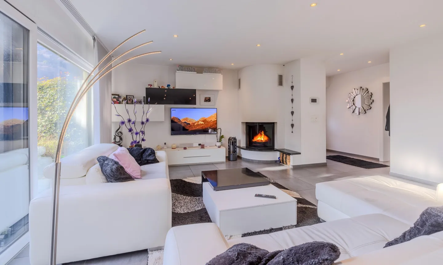 FANTASTISCHE UND GERÄUMIGE 5,5-ZIMMER-VILLA IN ARBEDO - Foto 3 von 9