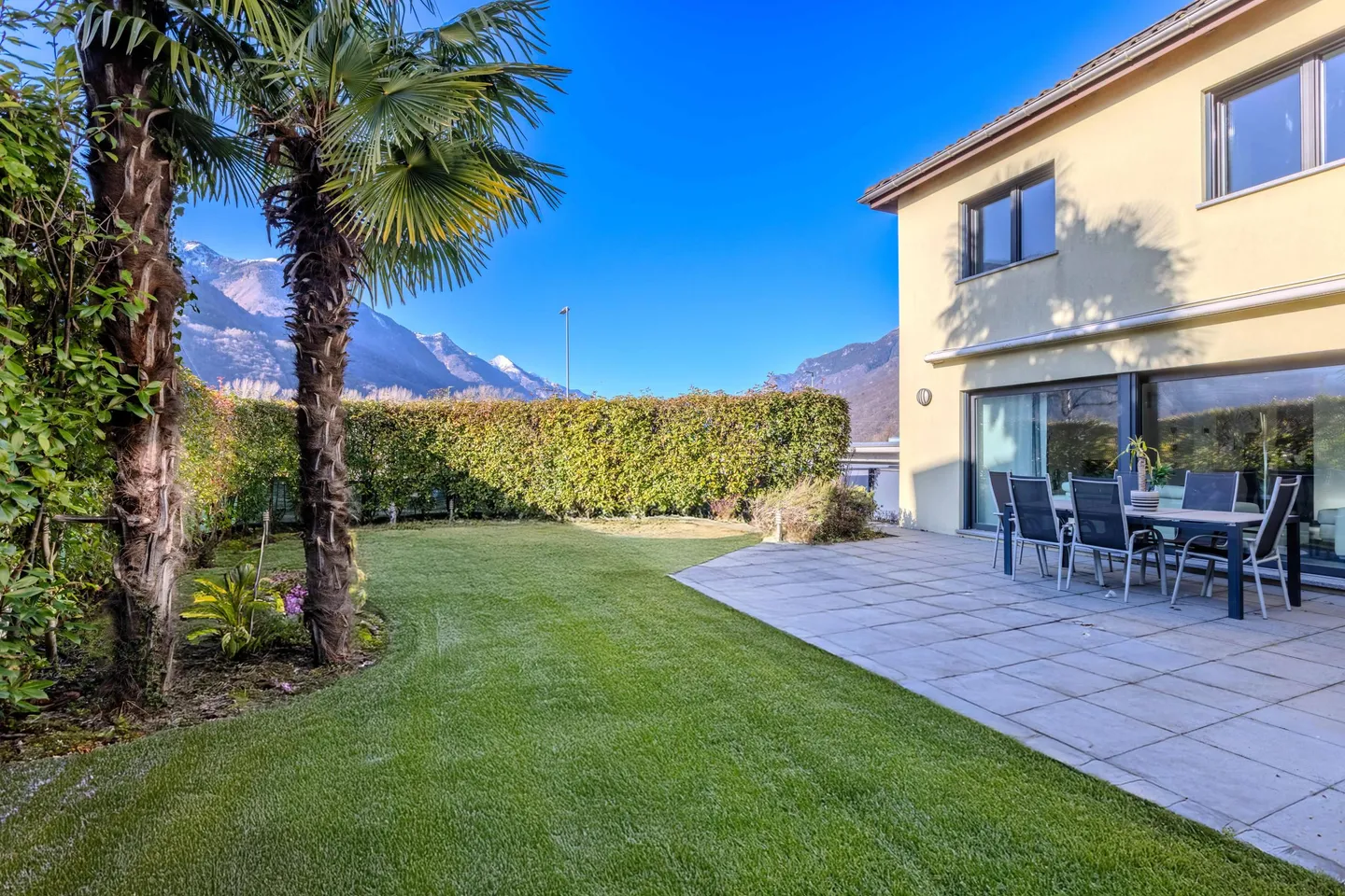 FANTASTISCHE UND GERÄUMIGE 5,5-ZIMMER-VILLA IN ARBEDO - Foto 1 von 9