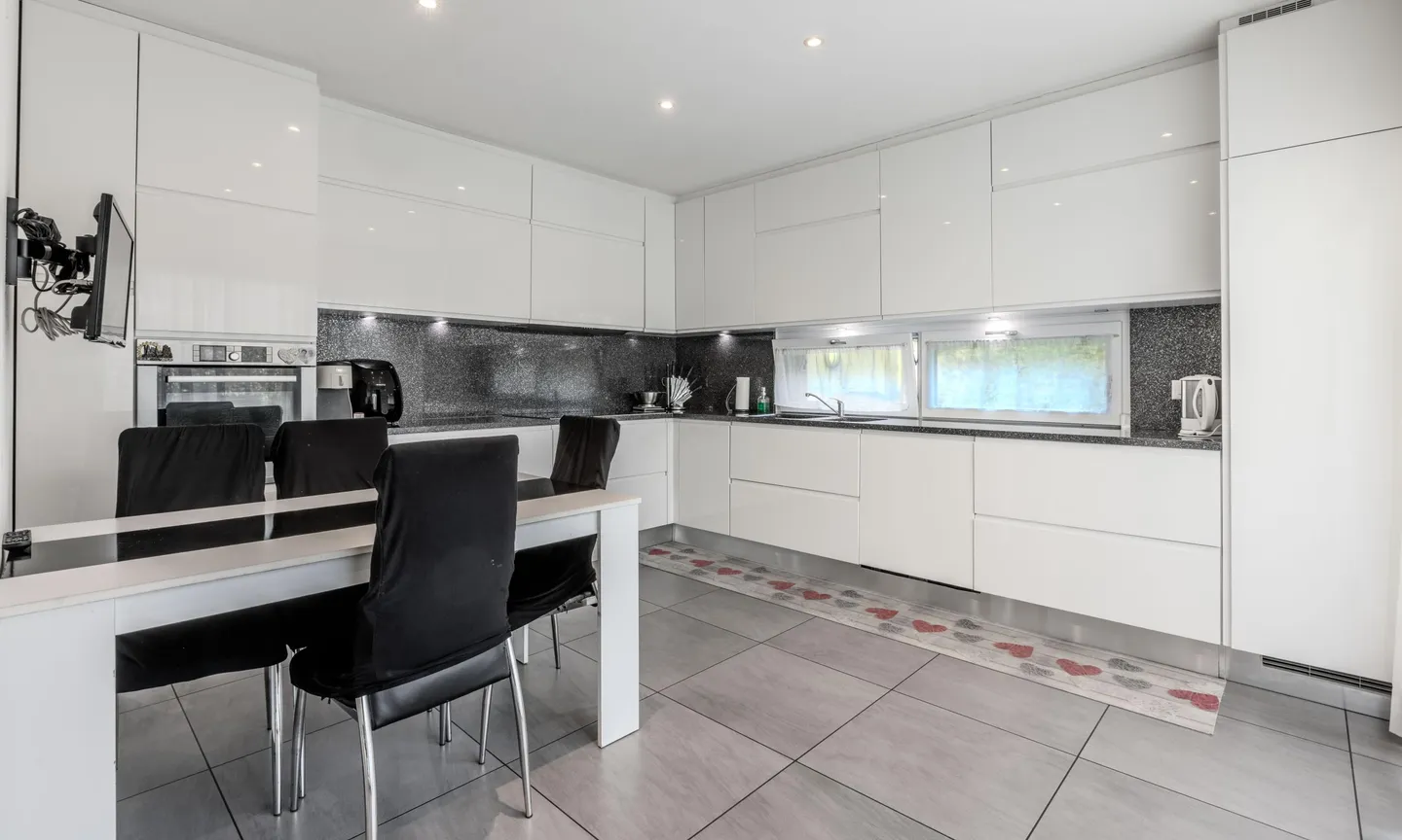 FANTASTISCHE UND GERÄUMIGE 5,5-ZIMMER-VILLA IN ARBEDO - Foto 4 von 9