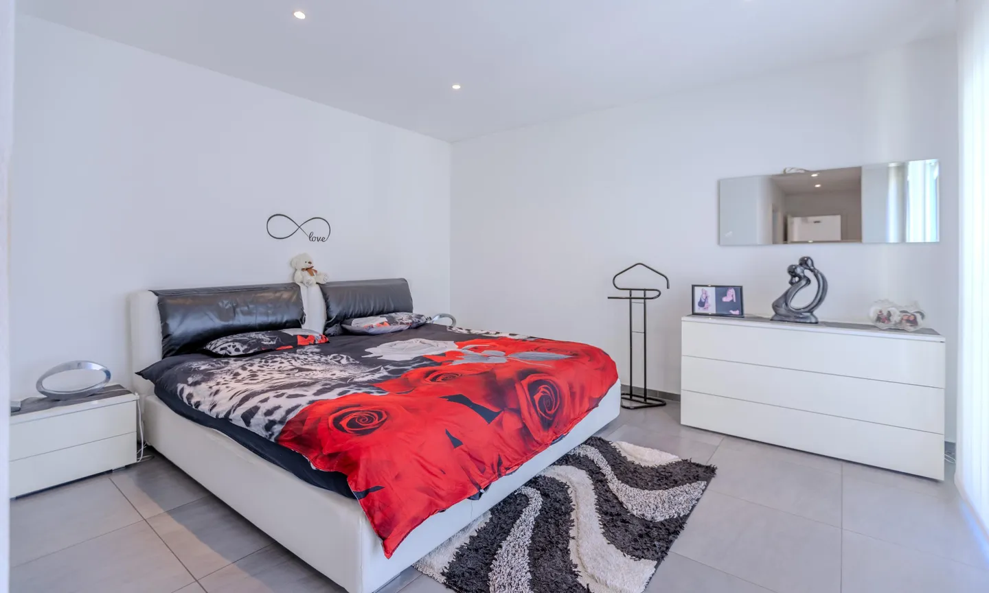 FANTASTISCHE UND GERÄUMIGE 5,5-ZIMMER-VILLA IN ARBEDO - Foto 6 von 9