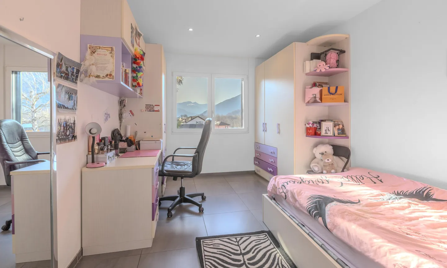 FANTASTISCHE UND GERÄUMIGE 5,5-ZIMMER-VILLA IN ARBEDO - Foto 8 von 9