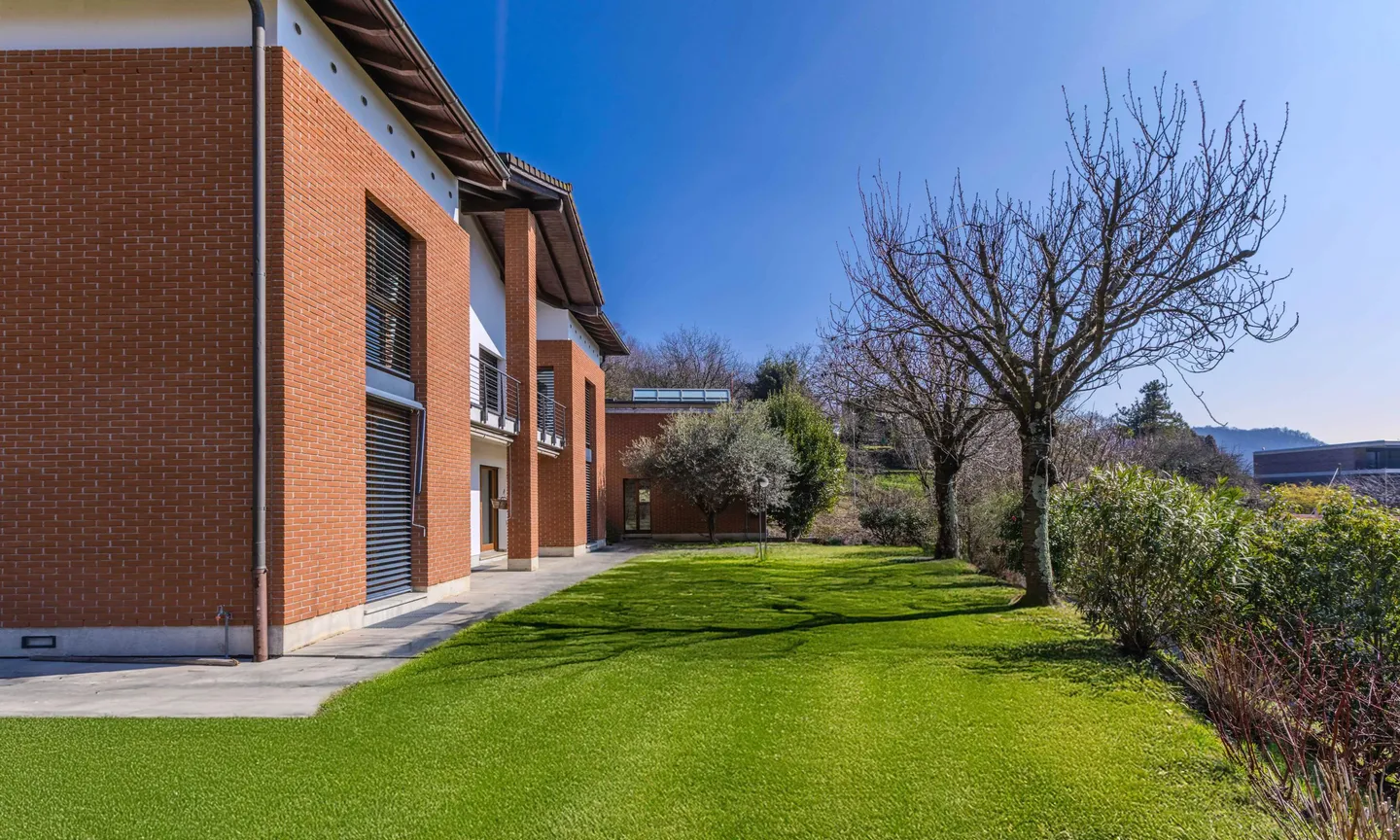BRIGHT AND SPACIOUS VILLA 6.5 ROOMS OF OVER 300 SQM IN BIOGGIO - Photo 1 of 13