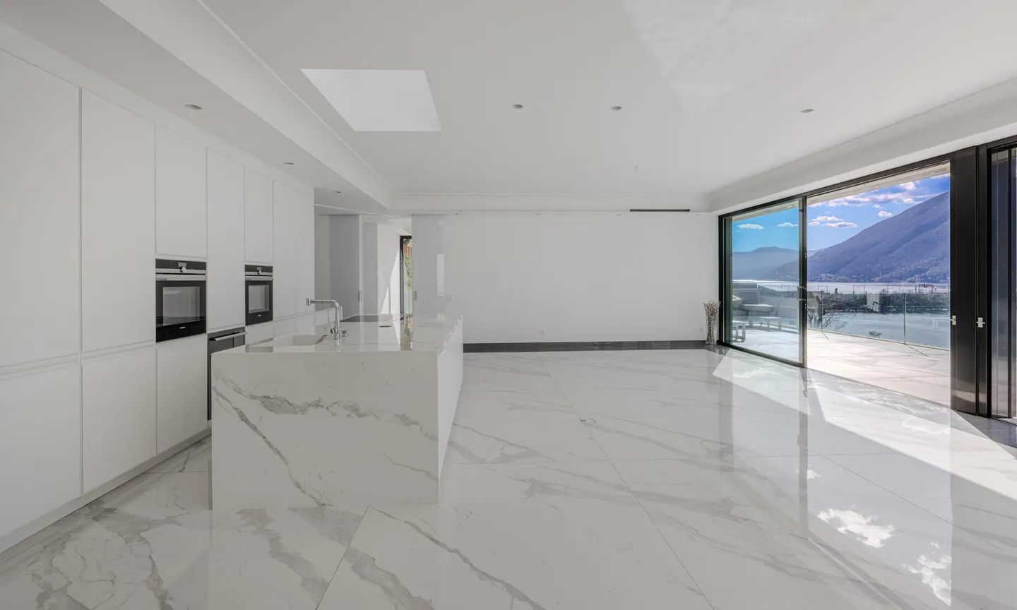 SUPERATTICO 4.5 WITH SPECTACULAR VIEW OF THE LAKE IN BISSONE - Photo 1 of 9