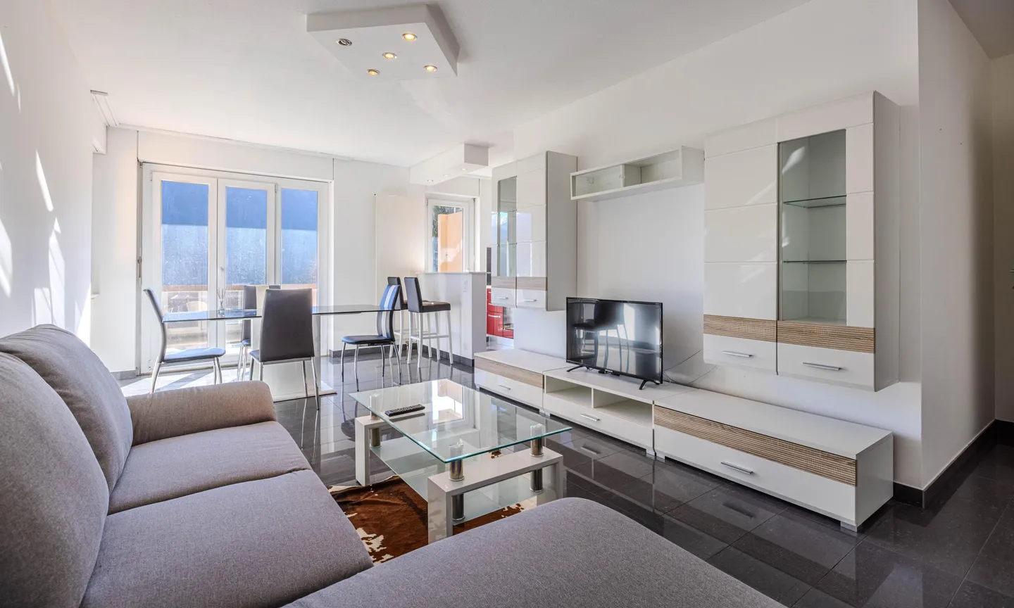 SPACIOUS 3.5 ROOMS RENOVATED WITH TERRACE IN TAVERNE - Photo 1 of 9