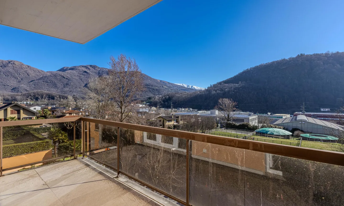 SPACIOUS 3.5 ROOMS RENOVATED WITH TERRACE IN TAVERNE - Photo 2 of 9