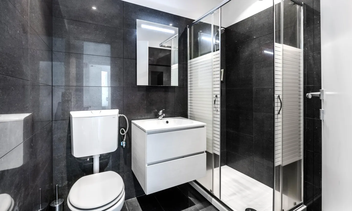 SPACIOUS 3.5 ROOMS RENOVATED WITH TERRACE IN TAVERNE - Photo 8 of 9