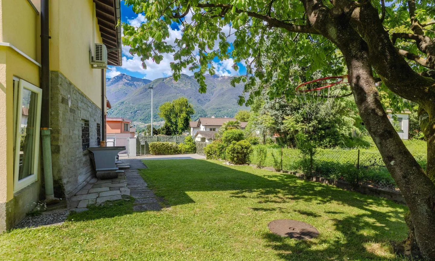 Villa ristrutturata con giardino - Foto 2 di 9