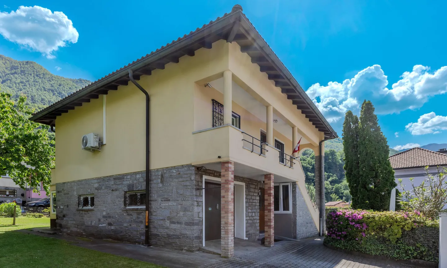 Fascinating 4.5 Room House with Garden in Cadenazzo - Photo 1 of 9