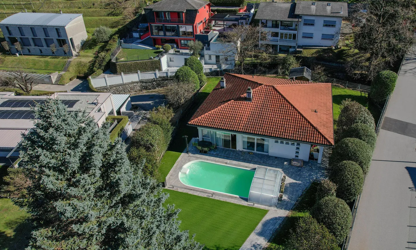 VILLA 5.5 SU UN PIANO CON AMPIO TERRENO E PISCINA A CAMORINO - Foto 1 di 9