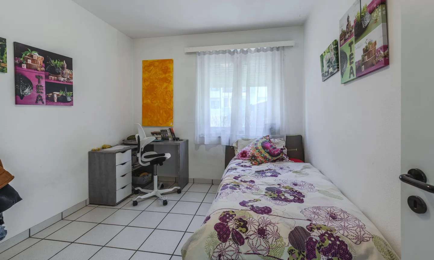 VILLA 5.5 SU UN PIANO CON AMPIO TERRENO E PISCINA A CAMORINO - Foto 5 di 9