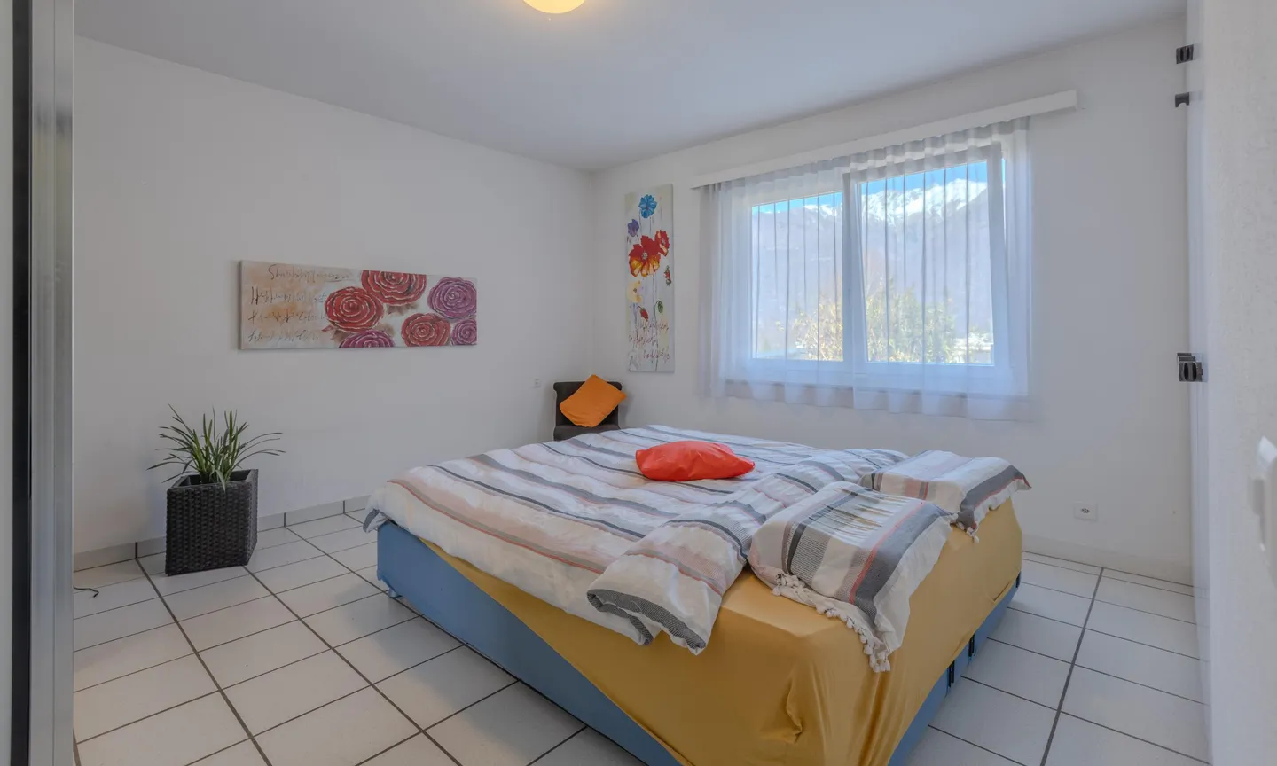VILLA 5.5 SU UN PIANO CON AMPIO TERRENO E PISCINA A CAMORINO - Foto 6 di 9