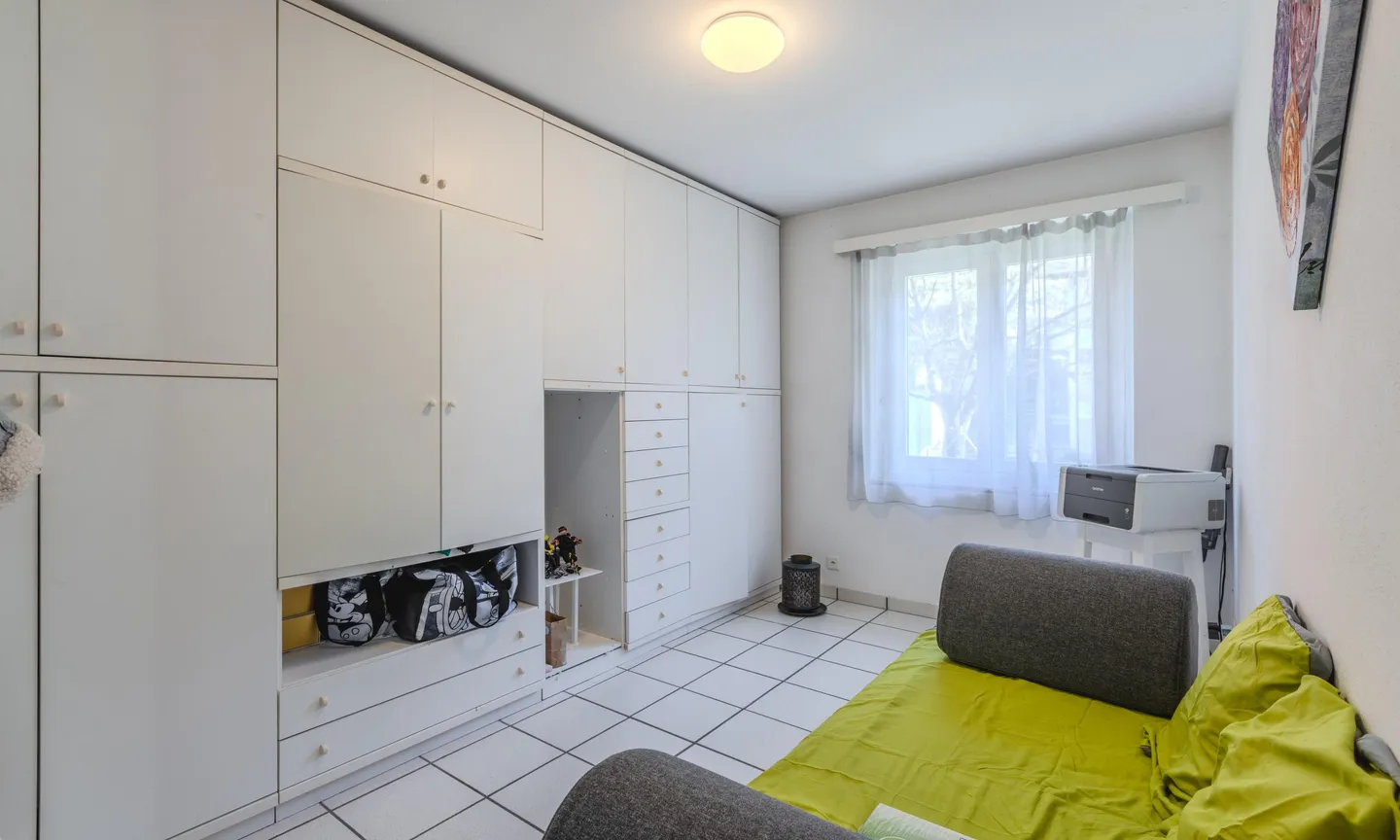 VILLA 5.5 SU UN PIANO CON AMPIO TERRENO E PISCINA A CAMORINO - Foto 7 di 9