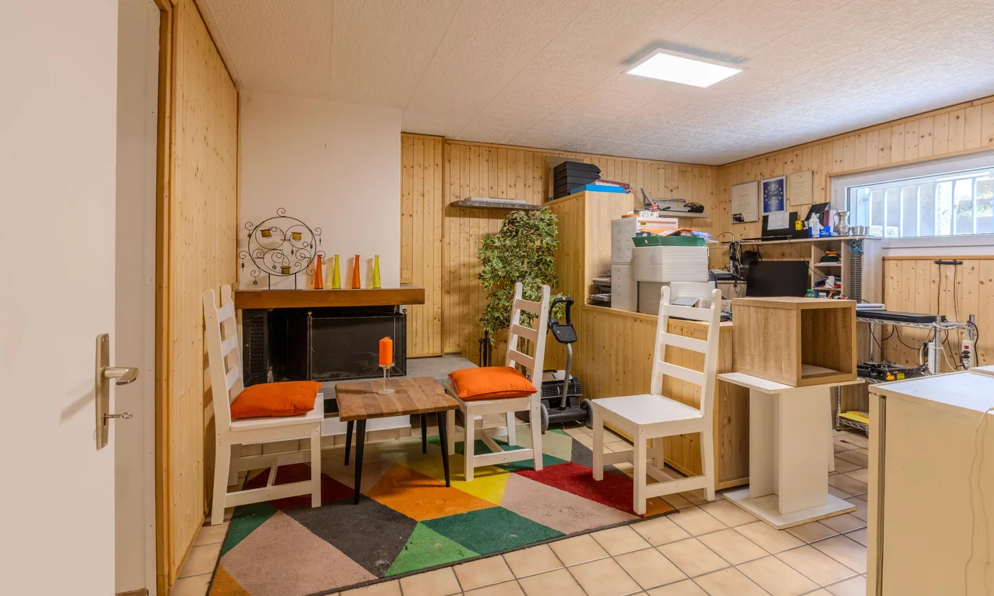 VILLA 5.5 SU UN PIANO CON AMPIO TERRENO E PISCINA A CAMORINO - Foto 8 di 9