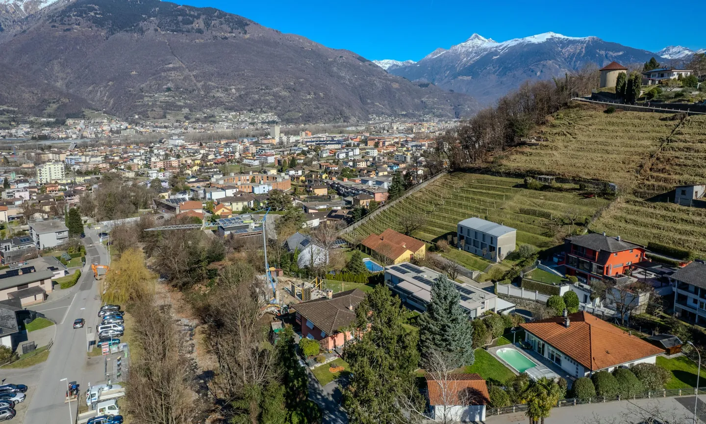 VILLA 5.5 SU UN PIANO CON AMPIO TERRENO E PISCINA A CAMORINO - Foto 9 di 9