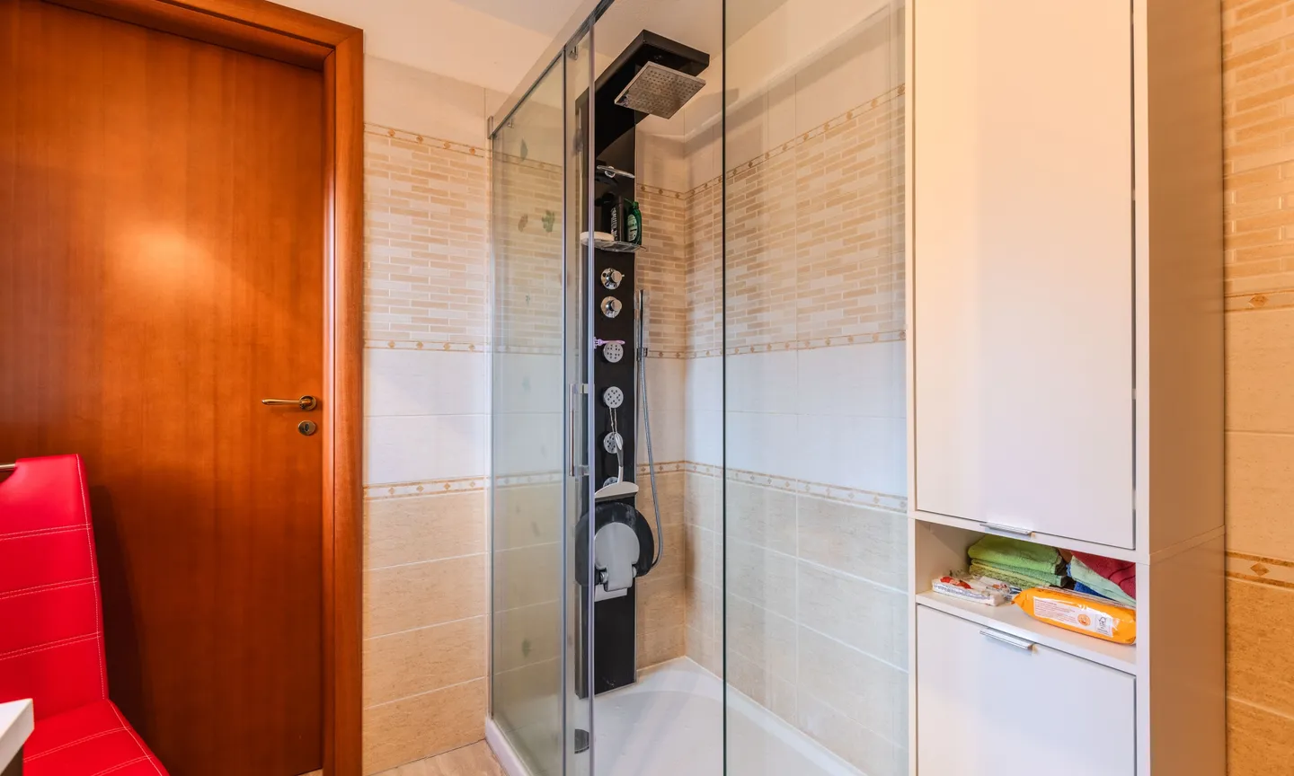 ZU VERMIETEN GROSSE DACHGESCHOSSWOHNUNG MIT TERRASSE IN CADENAZZO - Foto 8 von 9