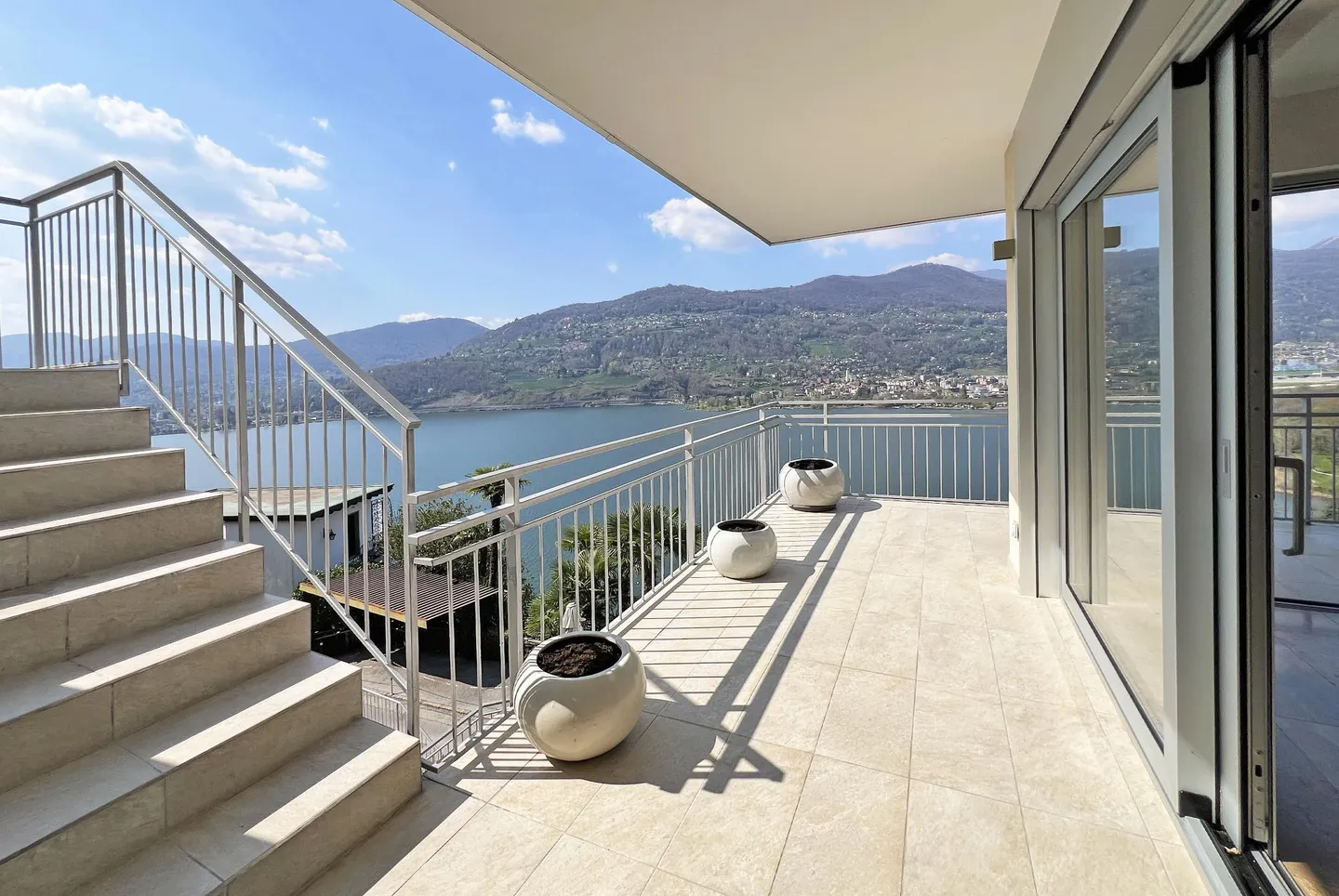 ATTICO 4 LOCALI CON ROOF TOP E VISTA LAGO IN COLLINA D'ORO - Foto 9 di 9