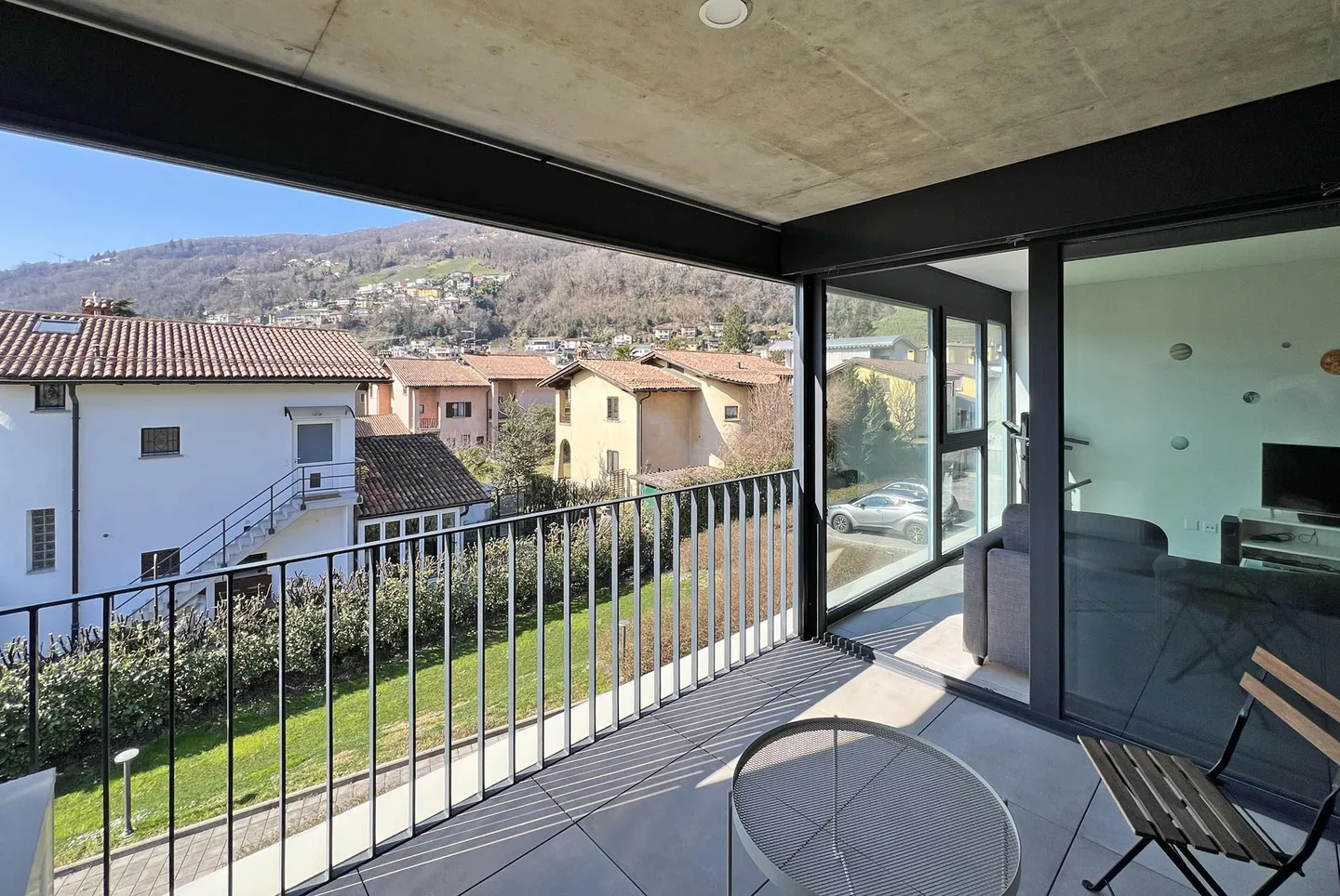 SPACIOUS AND MODERN 2.5 ROOMS WITH TERRACE IN AGNO - Photo 2 of 9