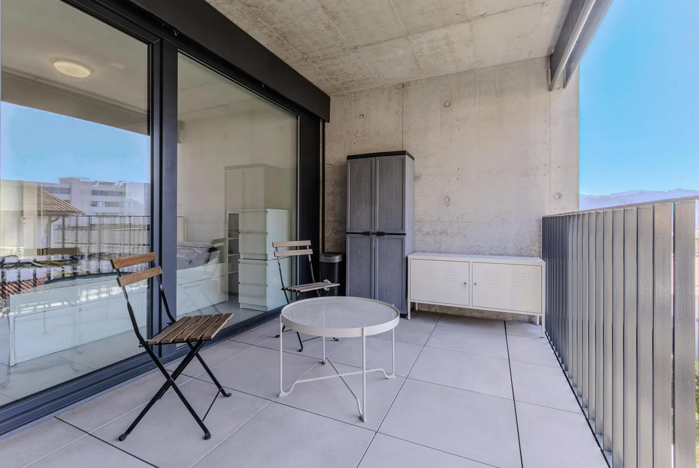 SPACIOUS AND MODERN 2.5 ROOMS WITH TERRACE IN AGNO - Photo 3 of 9