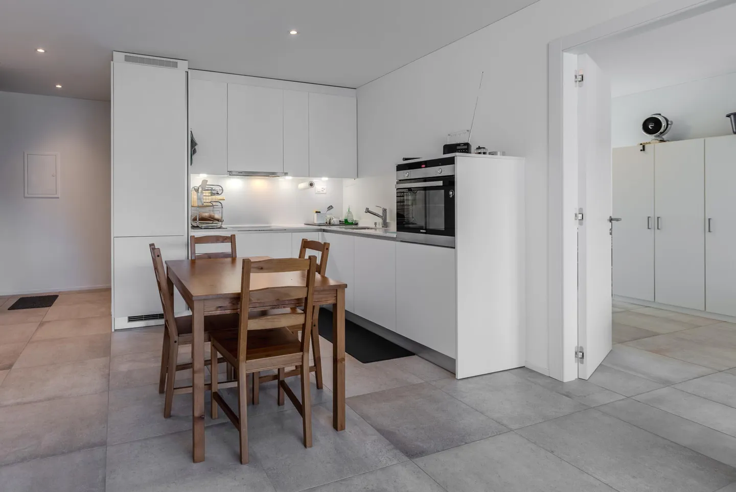 SPACIOUS AND MODERN 2.5 ROOMS WITH TERRACE IN AGNO - Photo 4 of 9