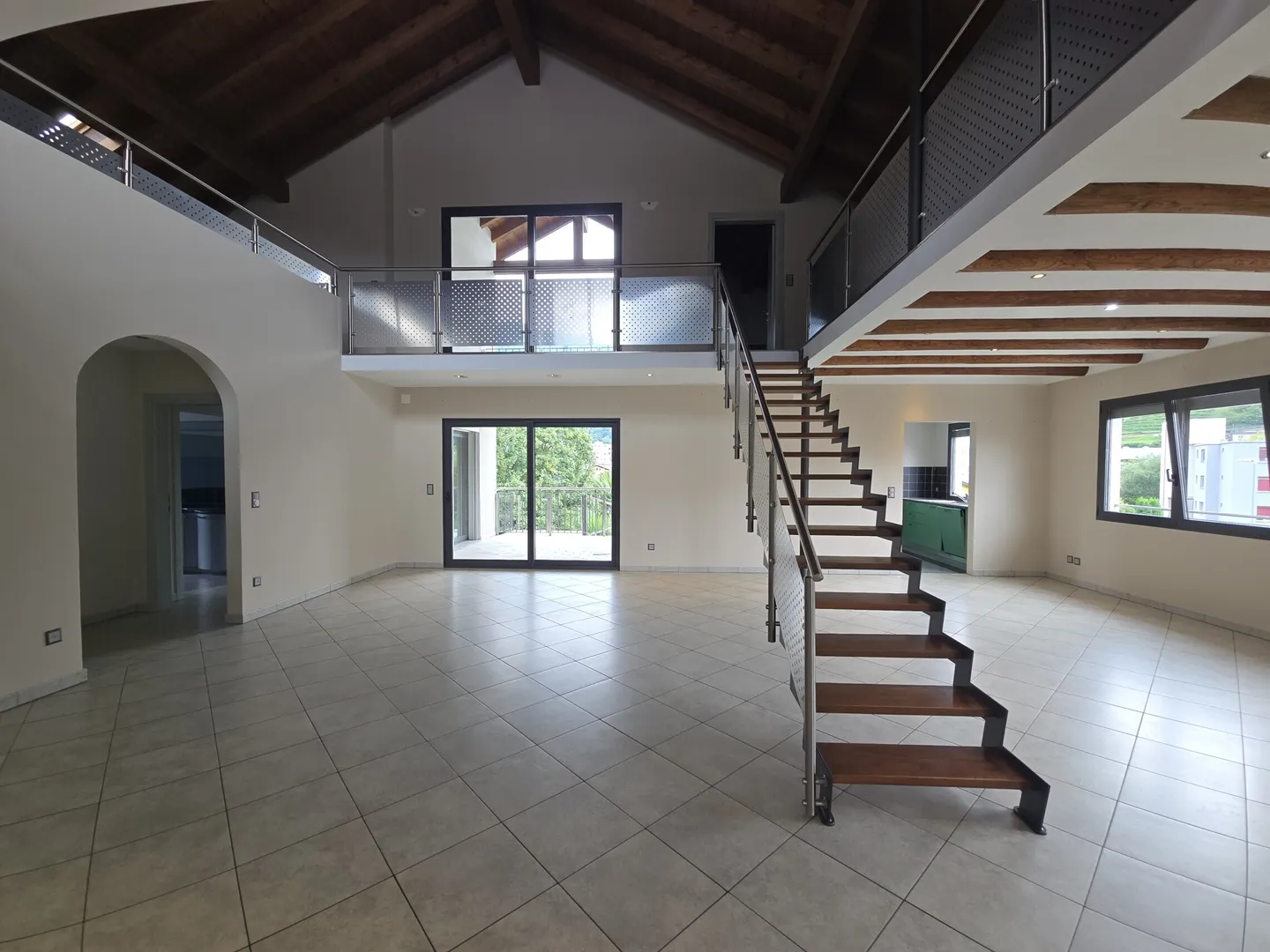 AFFITTASI ATTICO DUPLEX 6.5 LOC. CON TRE TERRAZZE A TAVERNE - Foto 1 di 9