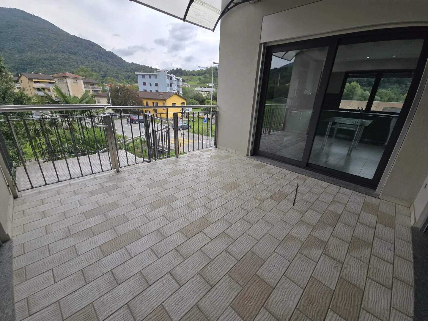AFFITTASI ATTICO DUPLEX 6.5 LOC. CON TRE TERRAZZE A TAVERNE - Foto 3 di 9