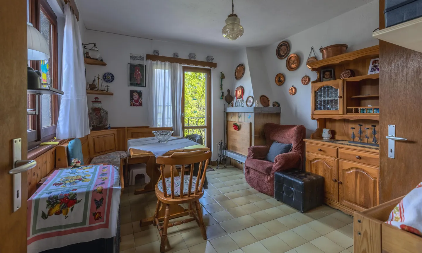 ZWEITWOHNUNG - 2 BAUERNHÄUSER MIT EINZIGARTIGEM BLICK IN ARBEDO - Foto 2 von 9