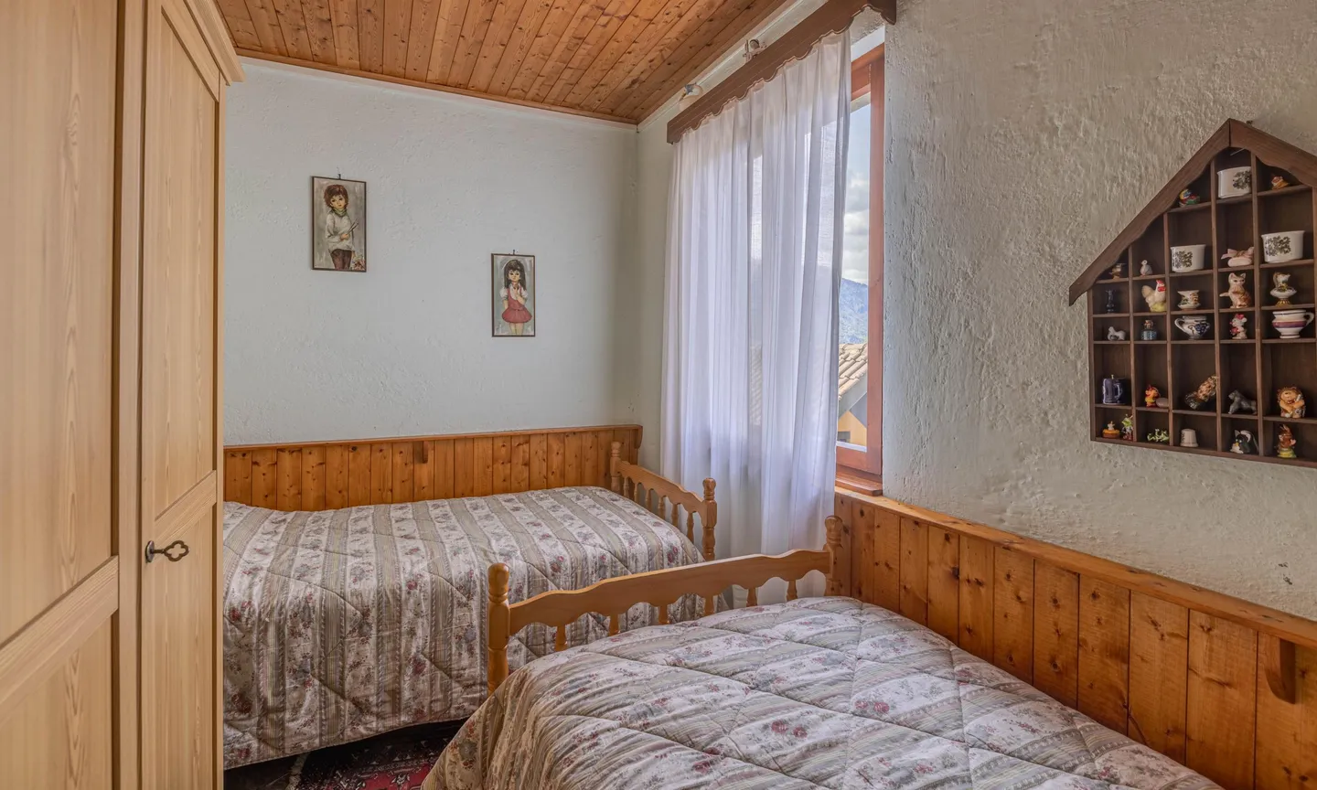 ZWEITWOHNUNG - 2 BAUERNHÄUSER MIT EINZIGARTIGEM BLICK IN ARBEDO - Foto 4 von 9