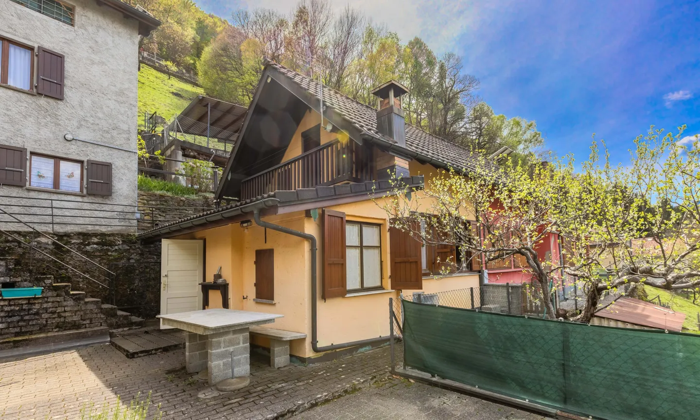 CHARACTERISTIC AND SPACIOUS FARMHOUSE WITH OPEN VIEW IN ARBEDO - Photo 3 of 9