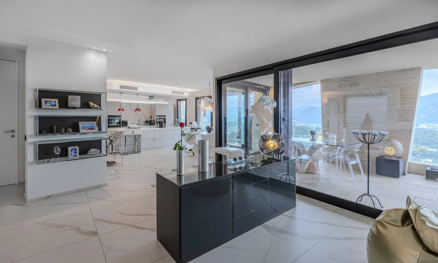 SPECTACULAIRE ET MODERNE PENTHOUSE 4.5 AVEC VUE SUR LE LAC À VERNATE - Photo 1 sur 10