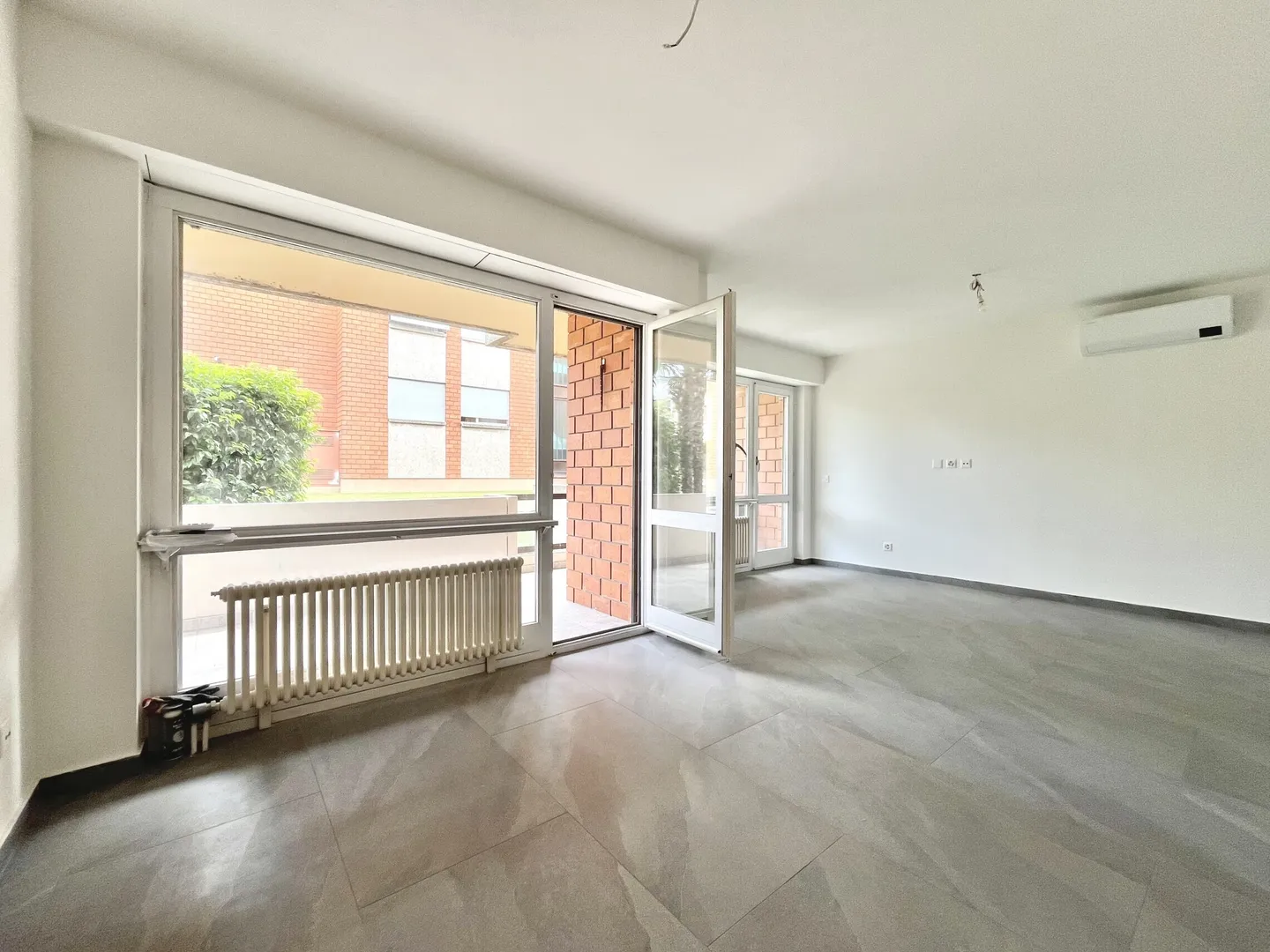 BRIGHT 3.5 ROOMS LIKE NEW WITH TERRACE IN MENDRISIO - Photo 2 of 10