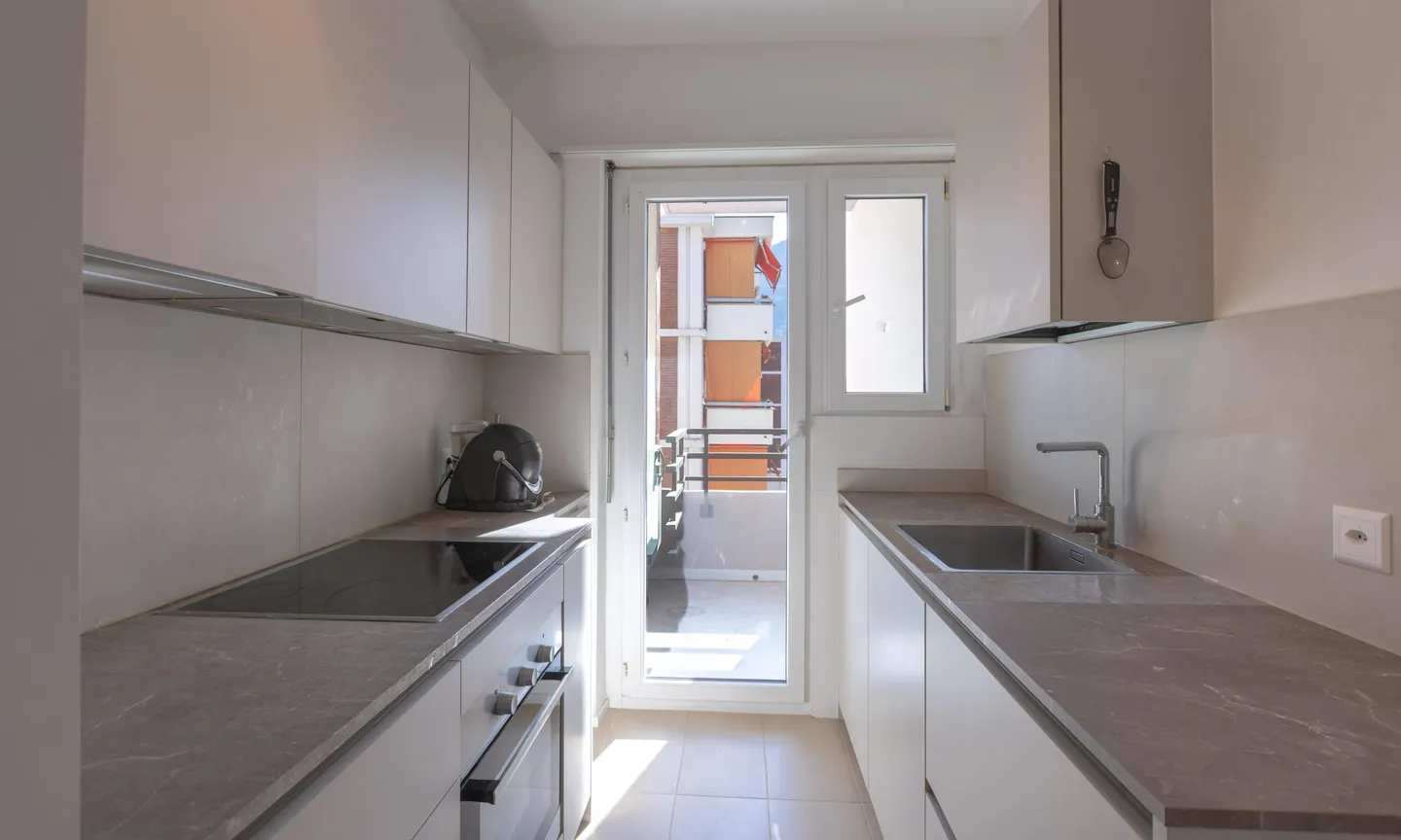 APPARTEMENT LUMINEUX 3.5 PIÈCES AVEC TERRASSE À LUGANO - Photo 2 sur 10