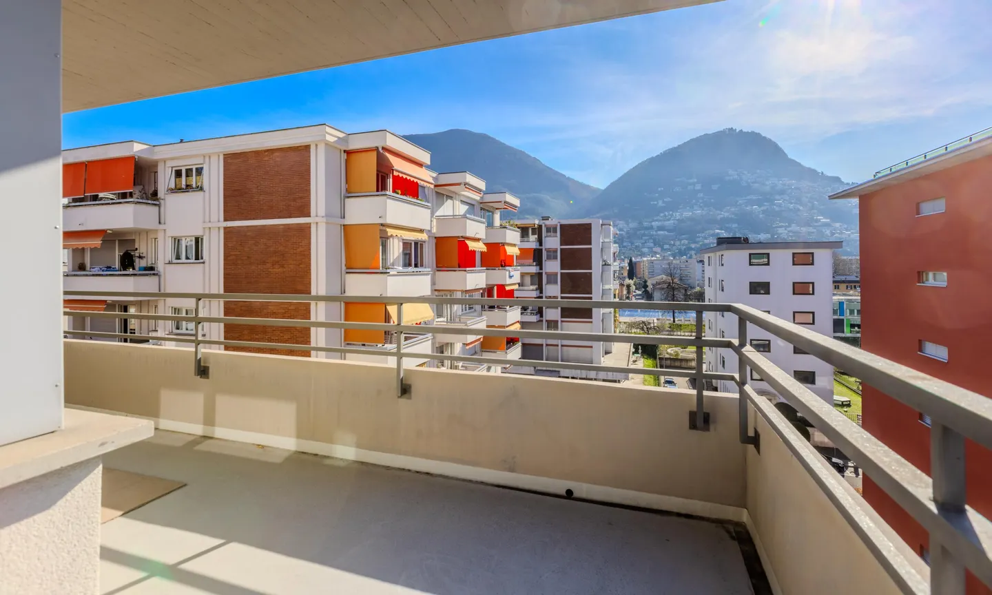 APPARTEMENT LUMINEUX 3.5 PIÈCES AVEC TERRASSE À LUGANO - Photo 6 sur 10