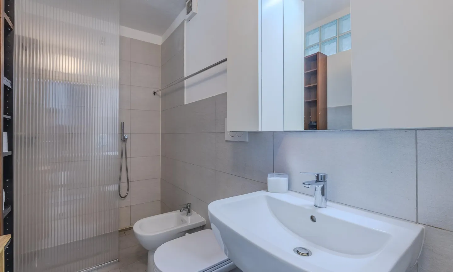 RESTRUCTURED 2.5-ROOM APARTMENT IN CADENAZZO - Photo 6 of 7