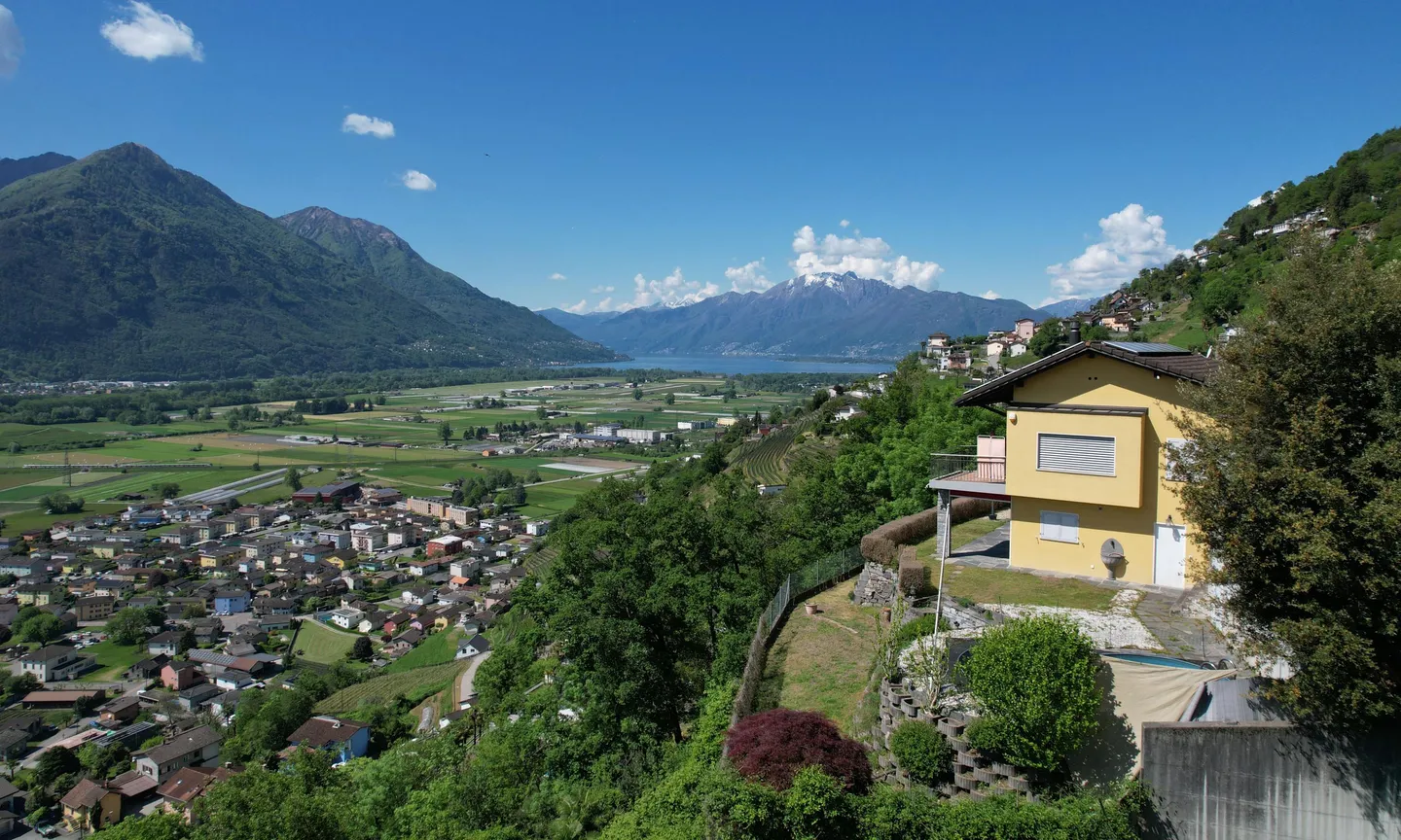 STUNNING VILLA WITH PANORAMIC LAKE VIEW IN AGARONE-CUGNASCO - Photo 1 of 9