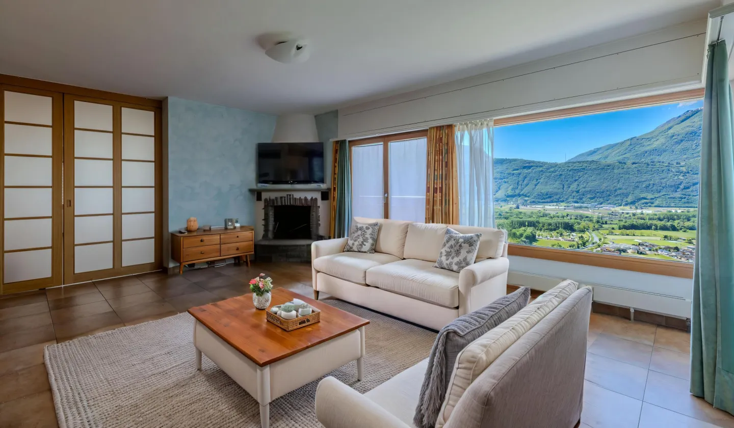 SUPERBE VILLA AVEC VUE PANORAMIQUE SUR LE LAC À AGARONE-CUGNASCO - Photo 1 sur 9