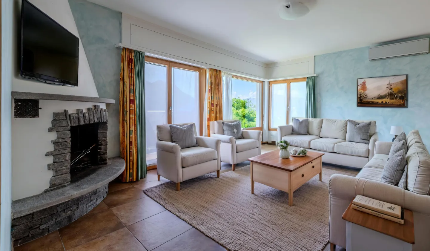 STUNNING VILLA WITH PANORAMIC LAKE VIEW IN AGARONE-CUGNASCO - Photo 4 of 9