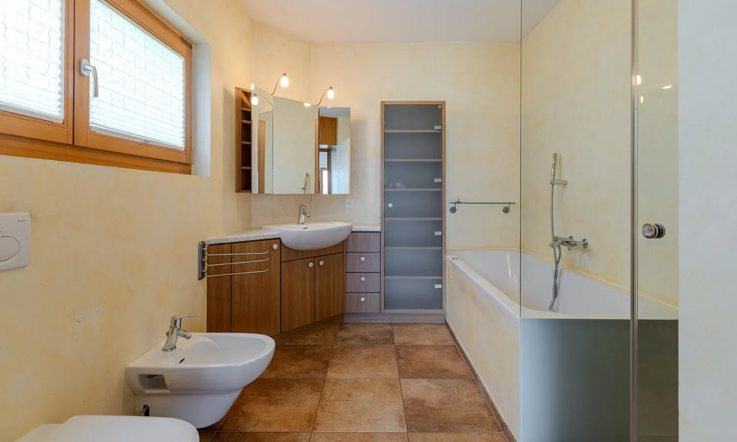 STUNNING VILLA WITH PANORAMIC LAKE VIEW IN AGARONE-CUGNASCO - Photo 5 of 9