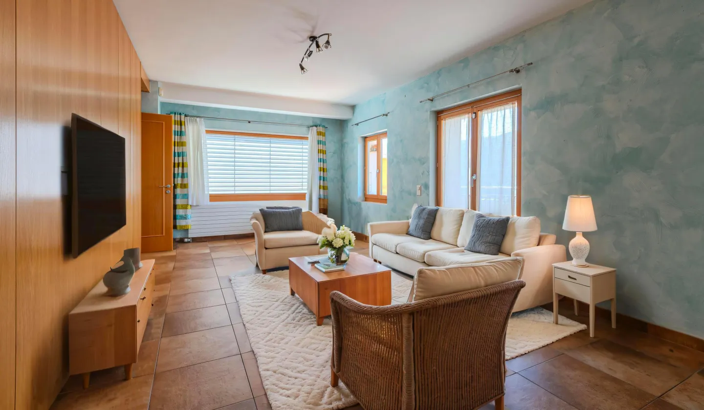 STUNNING VILLA WITH PANORAMIC LAKE VIEW IN AGARONE-CUGNASCO - Photo 6 of 9