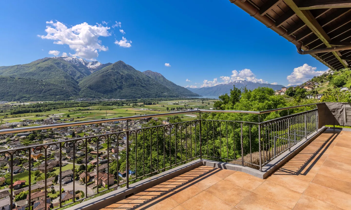 STUNNING VILLA WITH PANORAMIC LAKE VIEW IN AGARONE-CUGNASCO - Photo 3 of 9