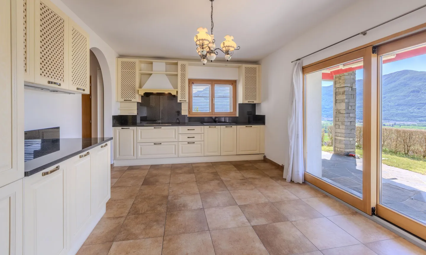STUNNING VILLA WITH PANORAMIC LAKE VIEW IN AGARONE-CUGNASCO - Photo 7 of 9