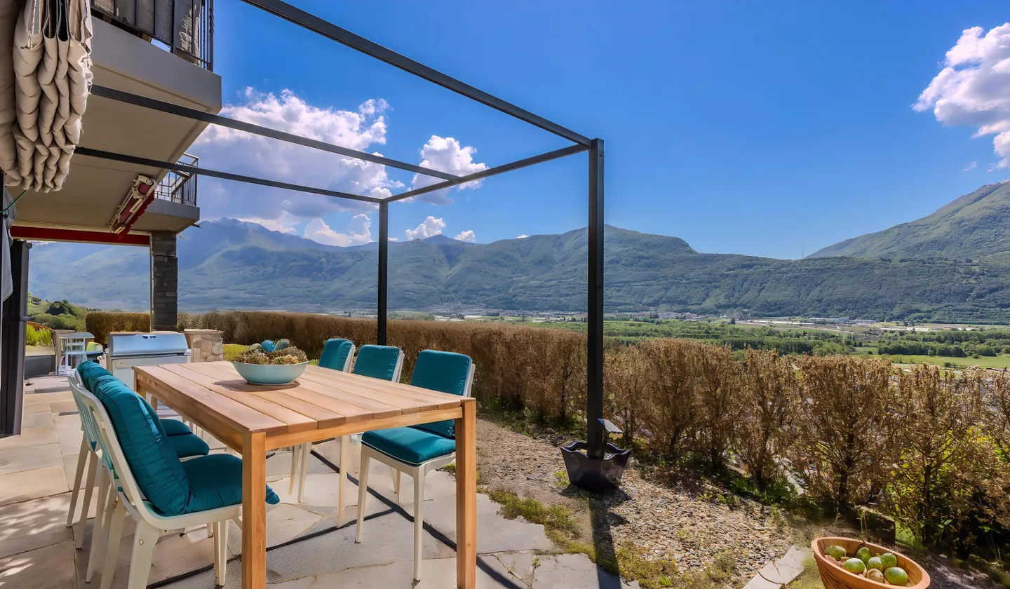 STUNNING VILLA WITH PANORAMIC LAKE VIEW IN AGARONE-CUGNASCO - Photo 2 of 9